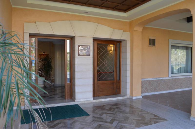 Hotel Ristorante La Lampara Gizzeria Exterior photo